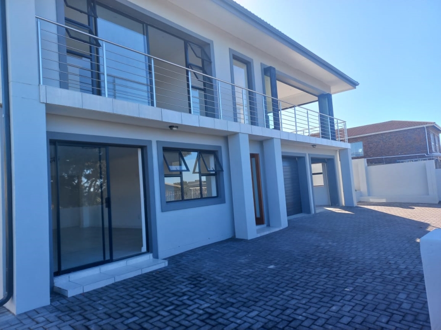 5 Bedroom Property for Sale in Wavecrest Eastern Cape